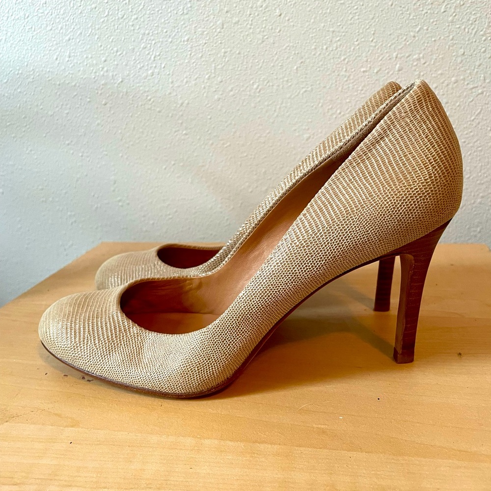 Size 7 Ann Taylor round toe beige/nude pumps